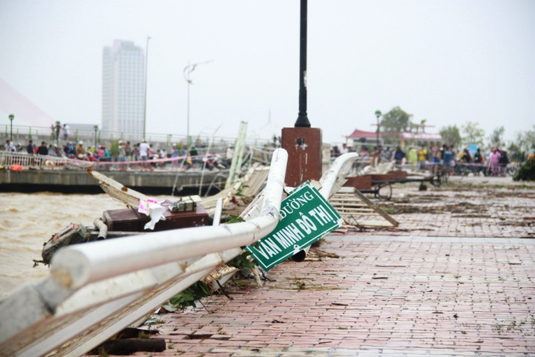 Đà Nẵng thiệt hại nặng nề do bão số 11