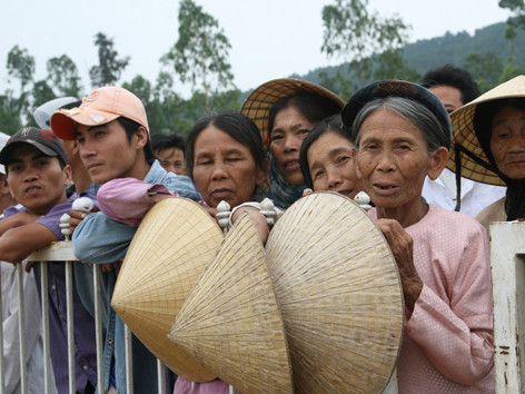 Dân Nghi Sơn đợi (ảnh chụp năm 2008). Dân Nghi Sơn đợi (ảnh chụp năm 2008)