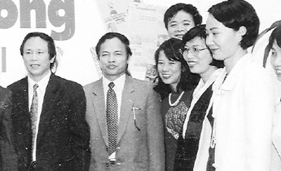 Cuối những năm 80, báo Tiền Phong có ban lãnh đạo mới. Từ trái qua: Tổng Biên tập Dương Xuân Nam, Phó Tổng Biên tập Lương Ngọc Bộ, Phó Tổng Biên tập Nguyễn Văn Minh (người đứng nhô lên phía sau). Ảnh: Phạm Yên