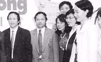 Cuối những năm 80, báo Tiền Phong có ban lãnh đạo mới. Từ trái qua: Tổng Biên tập Dương Xuân Nam, Phó Tổng Biên tập Lương Ngọc Bộ, Phó Tổng Biên tập Nguyễn Văn Minh (người đứng nhô lên phía sau). Ảnh: Phạm Yên