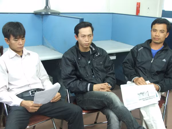 Ba thanh niên Lợi, Tình, Kiên gặp lại các PV Tiền Phong Ảnh: PV. Ba thanh niên Lợi, Tình, Kiên gặp lại các PV Tiền Phong Ảnh: PV