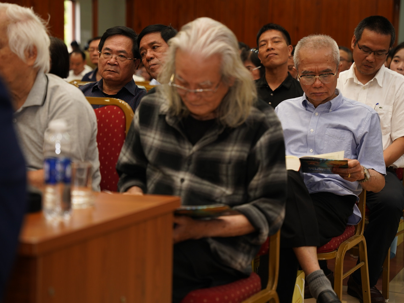 Đông đảo nhà nghiên cứu, chuyên gia, nghệ sĩ tới chúc mừng tác giả Nguyễn Xuân Tuấn trong lễ ra mắt sách tại Thư viện quốc gia.