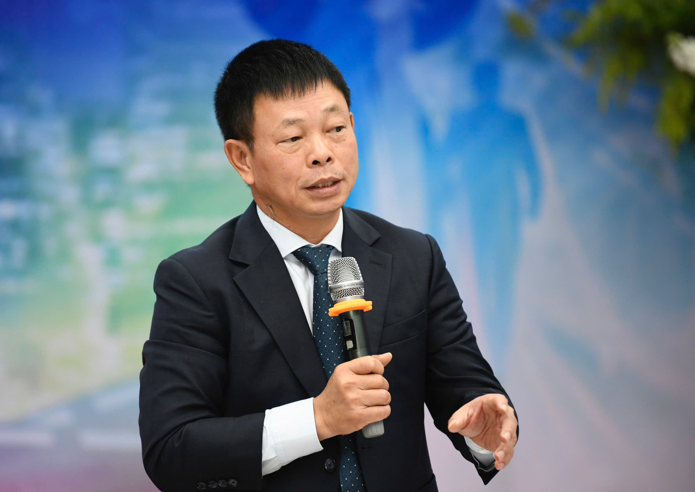 Ông Phùng Công Sưởng - Tổng Biên tập Báo Tiền Phong. Ông Phùng Công Sưởng - Tổng Biên tập Báo Tiền Phong.