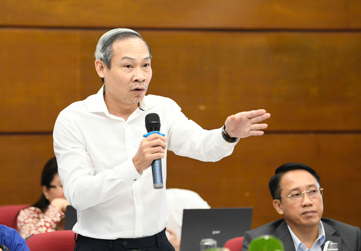 Ông Phan Đức Hiếu - Ủy viên Ủy ban Kinh tế của Quốc hội. Ông Phan Đức Hiếu - Ủy viên Ủy ban Kinh tế của Quốc hội.