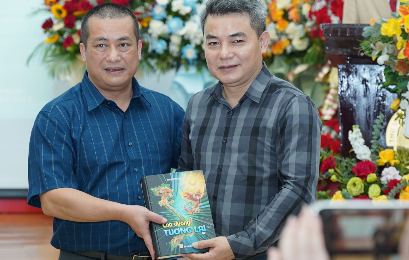 Đông đảo nhà nghiên cứu, chuyên gia, nghệ sĩ tới chúc mừng tác giả Nguyễn Xuân Tuấn trong lễ ra mắt sách tại Thư viện quốc gia.