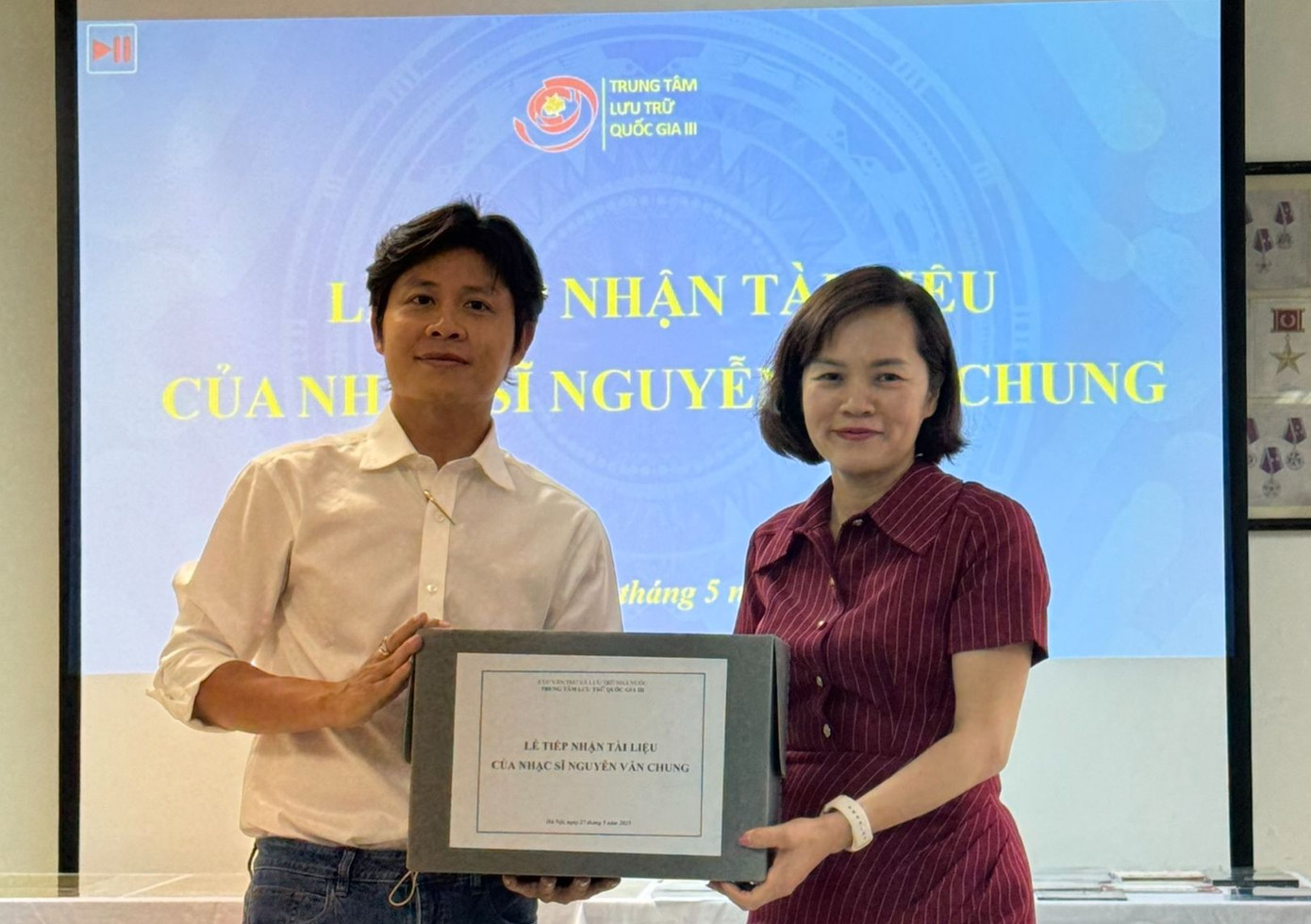 Bà Trần Việt Hoa - Giám đốc Trung tâm Lưu trữ Quốc gia III - tiếp nhận những tài liệu sáng tác của nhạc sĩ Nguyễn Văn Chung Ảnh: Kiến Nghĩa. Bà Trần Việt Hoa - Giám đốc Trung tâm Lưu trữ Quốc gia III - tiếp nhận những tài liệu sáng tác của nhạc sĩ Nguyễn Văn Chung Ảnh: Kiến Nghĩa.