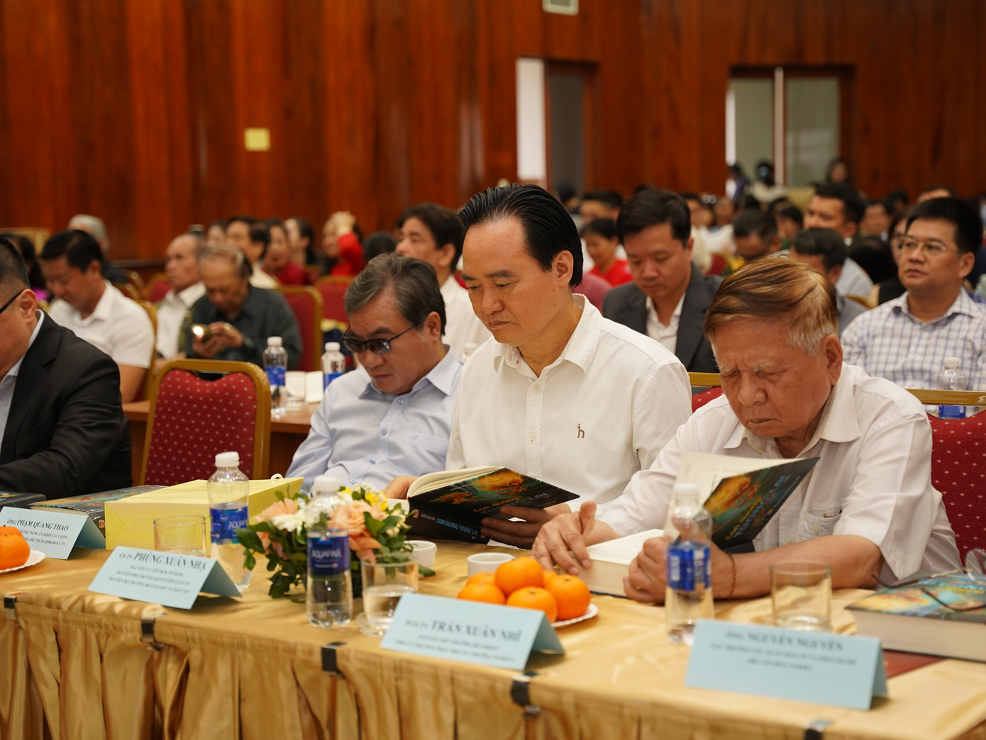 Đông đảo nhà nghiên cứu, chuyên gia, nghệ sĩ tới chúc mừng tác giả Nguyễn Xuân Tuấn trong lễ ra mắt sách tại Thư viện quốc gia.