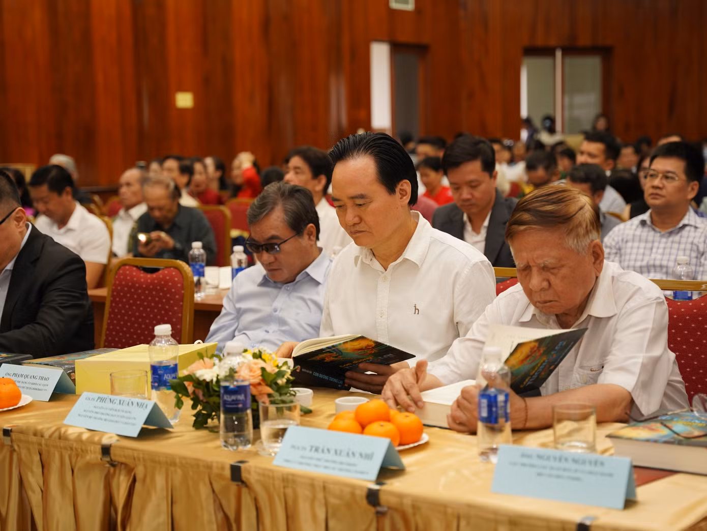 Đông đảo nhà nghiên cứu, chuyên gia, nghệ sĩ tới chúc mừng tác giả Nguyễn Xuân Tuấn trong lễ ra mắt sách tại Thư viện quốc gia.