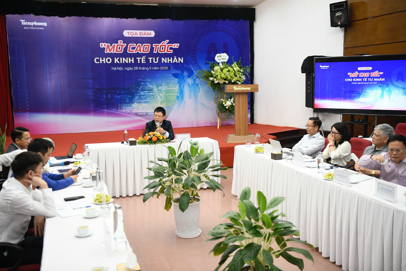 Quang cảnh tọa đàm. Quang cảnh tọa đàm.