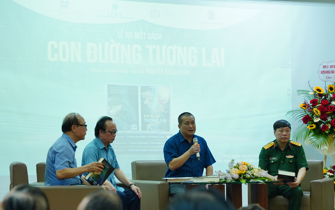 Nhà văn Nguyễn Xuân Tuấn (thứ hai từ phải qua) chia sẻ về hành trình ấp ủ cuốn sách từ 2019 cho tới khi hoàn thành và ra mắt đúng dịp 30/4/2025.