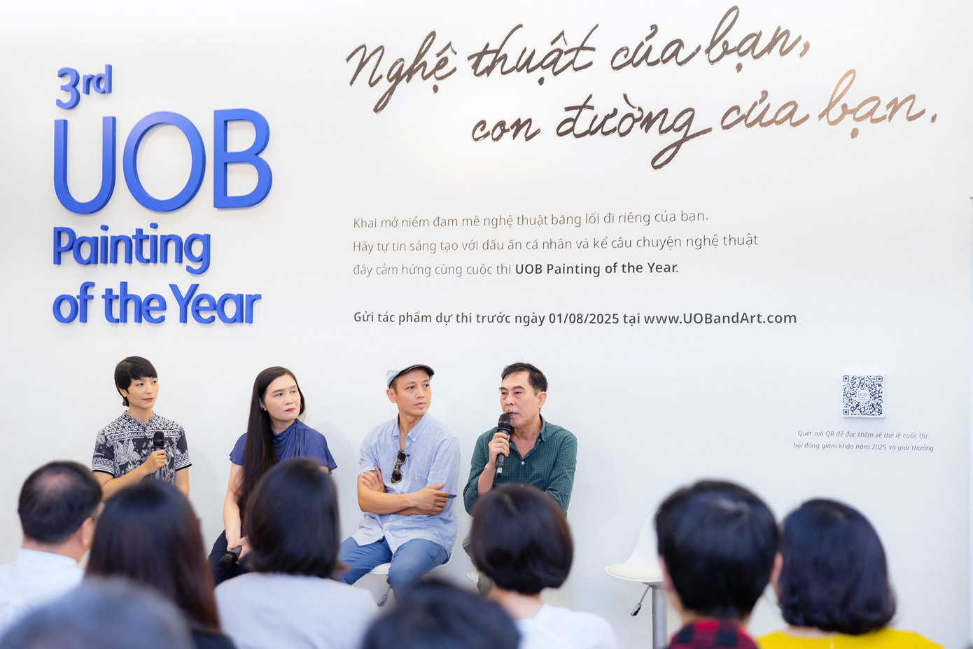 Họa sĩ Đặng Xuân Hòa (ngoài cùng bên phải) nhận định họa sĩ Việt gây ấn tượng ở yếu tố cảm xúc, tâm hồn Việt. Họa sĩ Đặng Xuân Hòa (ngoài cùng bên phải) nhận định họa sĩ Việt gây ấn tượng ở yếu tố cảm xúc, tâm hồn Việt.