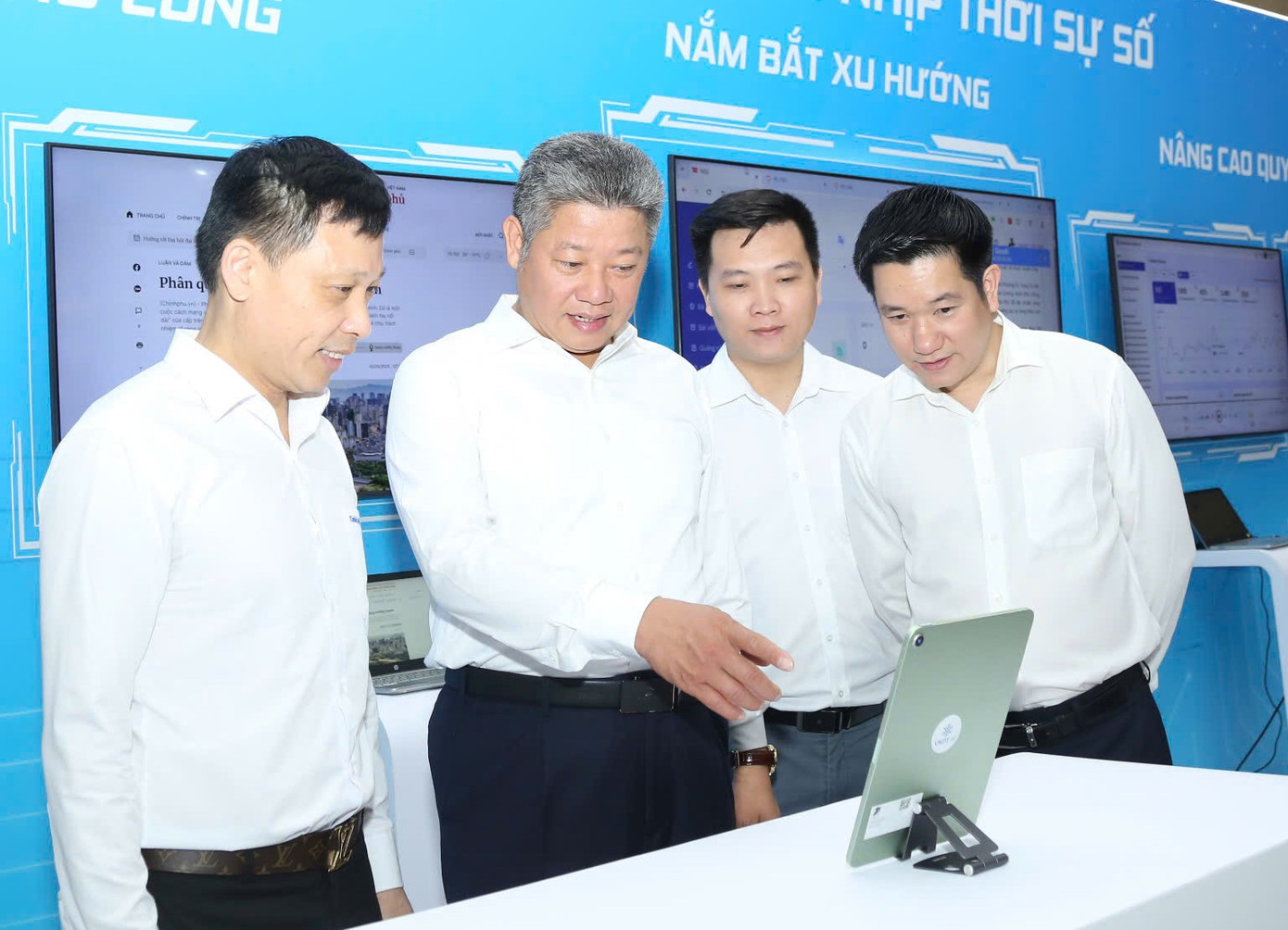 Theo khảo sát, 25% cơ quan báo chí ứng dụng AI vào hoạt động của tòa soạn. Theo khảo sát, 25% cơ quan báo chí ứng dụng AI vào hoạt động của tòa soạn.