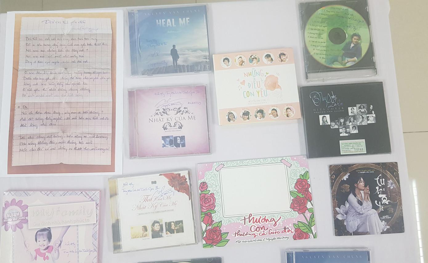 Một số đĩa CD các bài hát của nhạc sĩ Nguyễn Văn Chung (trái) và Tuyển tập 300 bài hát thiếu nhi của nhạc sĩ Nguyễn Văn Chung. Một số đĩa CD các bài hát của nhạc sĩ Nguyễn Văn Chung (trái) và Tuyển tập 300 bài hát thiếu nhi của nhạc sĩ Nguyễn Văn Chung.