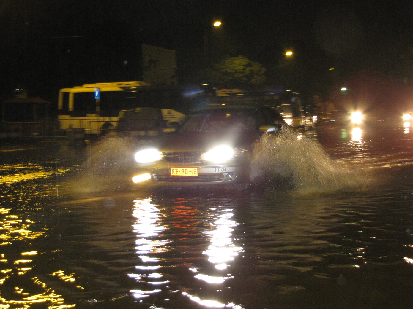 Trận mưa đã làm nhiều tuyến đường nhanh chóng bị ngập cục bộ (Ảnh chụp tại phố Trần Nhân Tông)