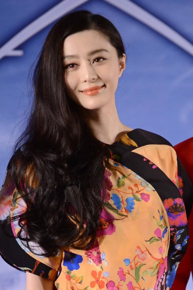 Trang phục đầm hoa đơn giản nhưng vẫn làm người đẹp họ Phạm trở nên nổi bật