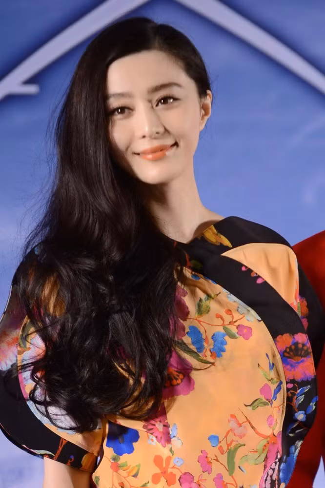 Trang phục đầm hoa đơn giản nhưng vẫn làm người đẹp họ Phạm trở nên nổi bật