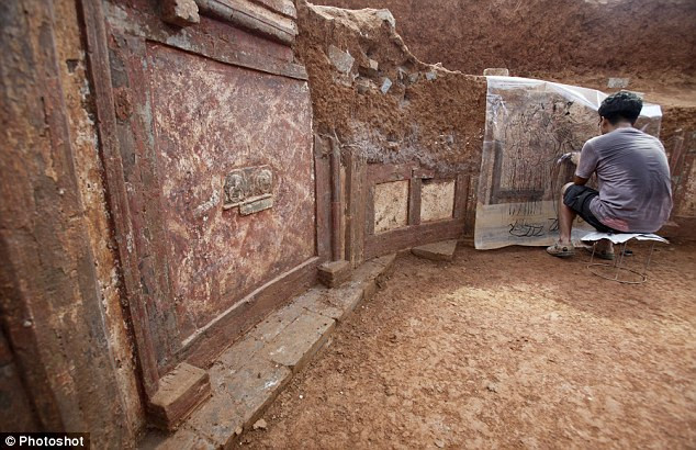 Bức tường bao quanh khu mộ có màu đỏ gạch. Bức tường bao quanh khu mộ có màu đỏ gạch