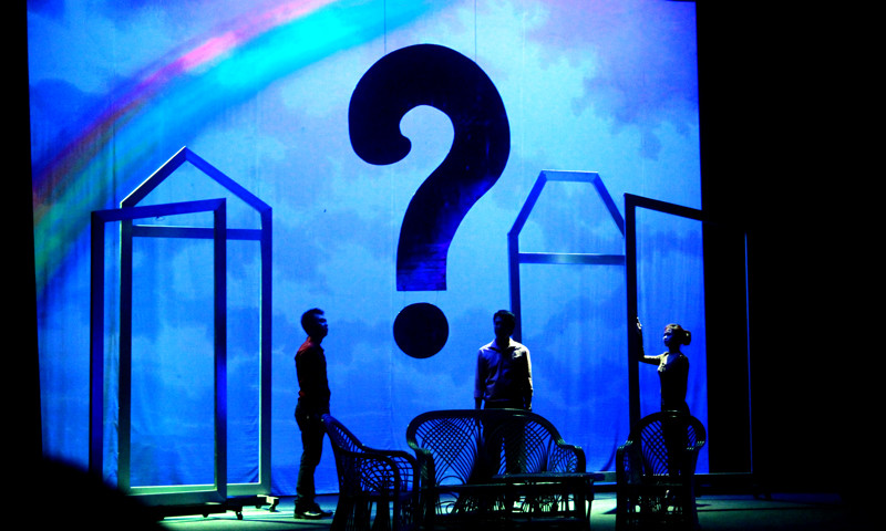 Kết thúc vở diễn là dấu chấm hỏi lơ lửng cho tình yêu của các nhân vật