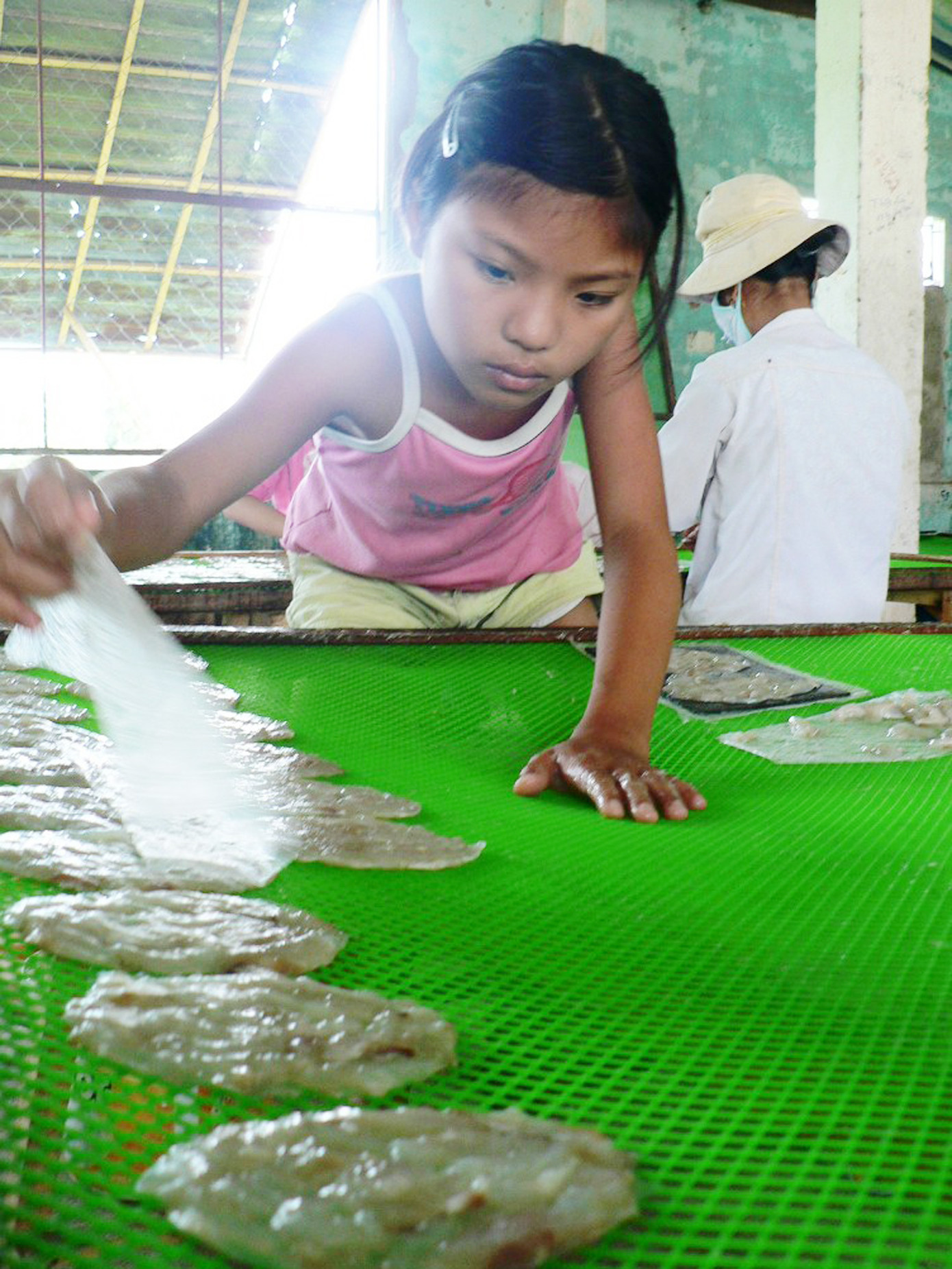 Em Trần Thị Kim Huệ miệt mài với công việc dán cá bò . Ảnh: Nguyễn Huy Em Trần Thị Kim Huệ miệt mài với công việc dán cá bò