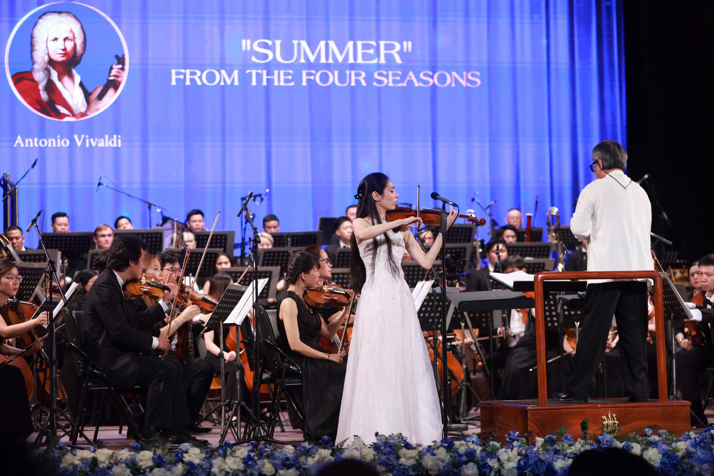 Bên cạnh những ca khúc nhạc Việt gắn liền với ký ức mùa hè của nhiều thế hệ sẽ cùng cất lên trên một sân khấu giao hưởng Vào hạ (Lê Hựu Hà), Phượng hồng (Vũ Hoàng - Đỗ Trung Quân), Hạ trắng (Trịnh Công Sơn) và Hát với chú ve con (Thanh Tùng), chương trình không thể thiếu những tác phẩm kinh điển thế giới như Mùa hè trích từ Bốn mùa của Vivaldi, Giấc mộng đêm hè…