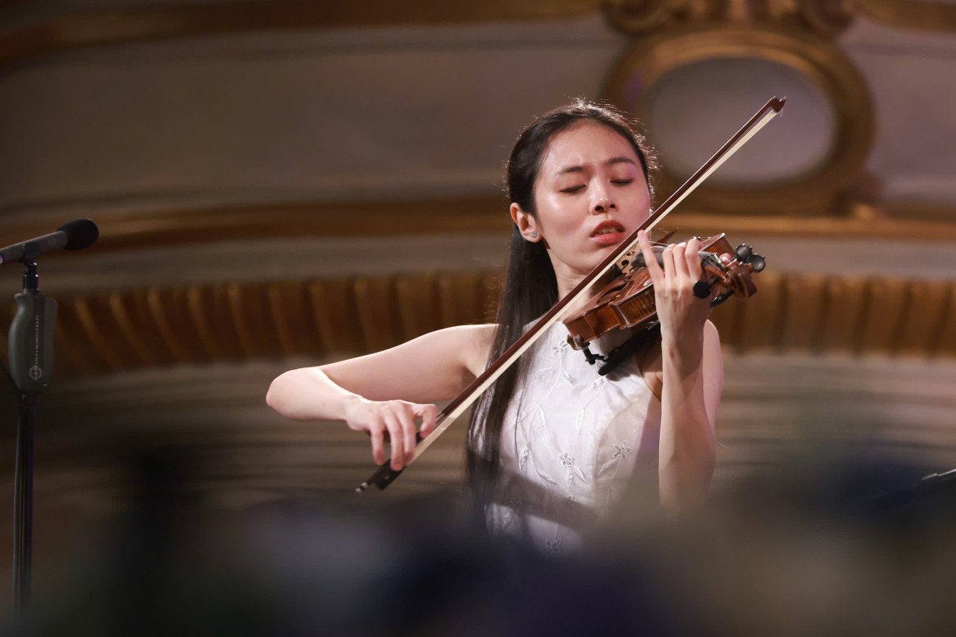 Bên cạnh những ca khúc nhạc Việt gắn liền với ký ức mùa hè của nhiều thế hệ sẽ cùng cất lên trên một sân khấu giao hưởng Vào hạ (Lê Hựu Hà), Phượng hồng (Vũ Hoàng - Đỗ Trung Quân), Hạ trắng (Trịnh Công Sơn) và Hát với chú ve con (Thanh Tùng), chương trình không thể thiếu những tác phẩm kinh điển thế giới như Mùa hè trích từ Bốn mùa của Vivaldi, Giấc mộng đêm hè…