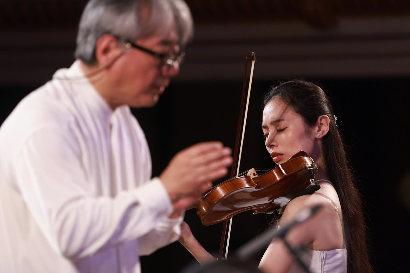 Bên cạnh những ca khúc nhạc Việt gắn liền với ký ức mùa hè của nhiều thế hệ sẽ cùng cất lên trên một sân khấu giao hưởng Vào hạ (Lê Hựu Hà), Phượng hồng (Vũ Hoàng - Đỗ Trung Quân), Hạ trắng (Trịnh Công Sơn) và Hát với chú ve con (Thanh Tùng), chương trình không thể thiếu những tác phẩm kinh điển thế giới như Mùa hè trích từ Bốn mùa của Vivaldi, Giấc mộng đêm hè…