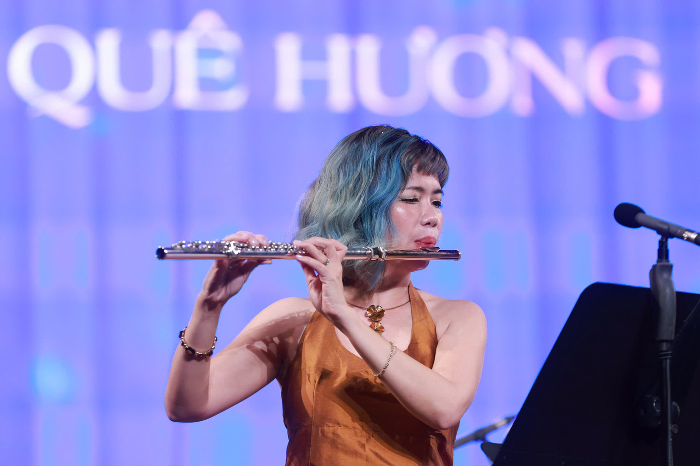 Nghệ sĩ flute Lê Thư Hương trình diễn Tiếng sáo quê hương. “Đây là một trong những phần trình diễn đặc biệt nhất của tôi. Cảm hứng lần này đến từ không gian biểu diễn - một khung cảnh tráng lệ nhưng lại rất ấm áp. Tôi cảm nhận được sự kết nối sâu sắc với khán giả thông qua ánh mắt, nụ cười tạo nên một năng lượng rất tích cực. Tôi có cảm giác mình không còn đứng trên sân khấu nữa mà đang đứng giữa mọi người, kể cho họ nghe câu chuyện quê hương”, nghệ sĩ Thư Hương nói.