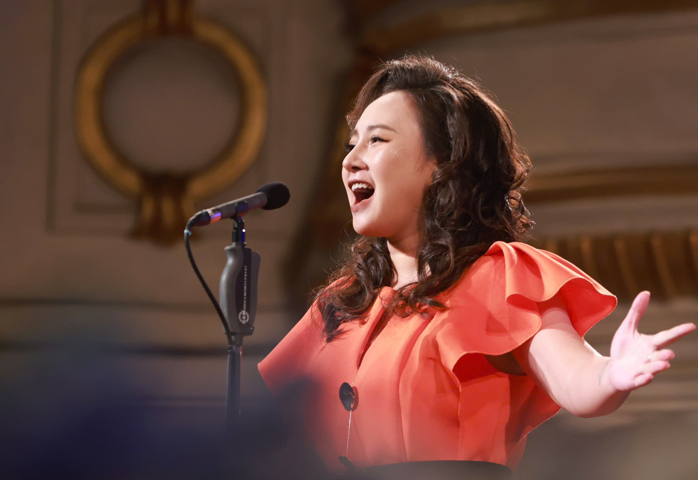 Với chất giọng nữ cao trữ tình mảnh nhẹ, ca sĩ Khánh Linh đem lại màu sắc tươi sáng qua những ca khúc trữ tình mùa hè như Hát với chú ve con.