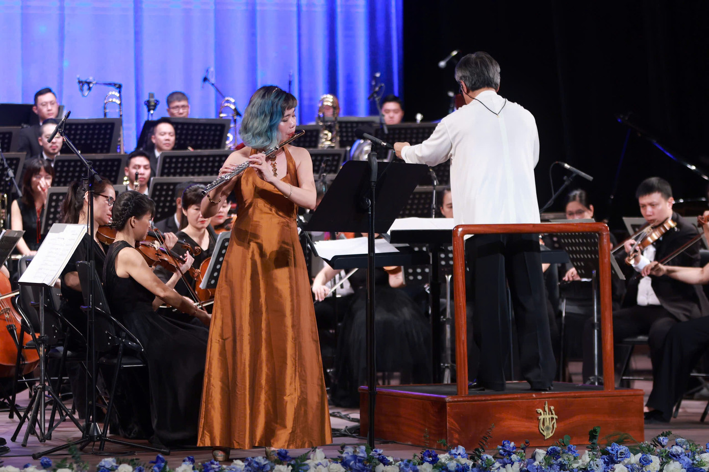 Nghệ sĩ flute Lê Thư Hương trình diễn Tiếng sáo quê hương. “Đây là một trong những phần trình diễn đặc biệt nhất của tôi. Cảm hứng lần này đến từ không gian biểu diễn - một khung cảnh tráng lệ nhưng lại rất ấm áp. Tôi cảm nhận được sự kết nối sâu sắc với khán giả thông qua ánh mắt, nụ cười tạo nên một năng lượng rất tích cực. Tôi có cảm giác mình không còn đứng trên sân khấu nữa mà đang đứng giữa mọi người, kể cho họ nghe câu chuyện quê hương”, nghệ sĩ Thư Hương nói.