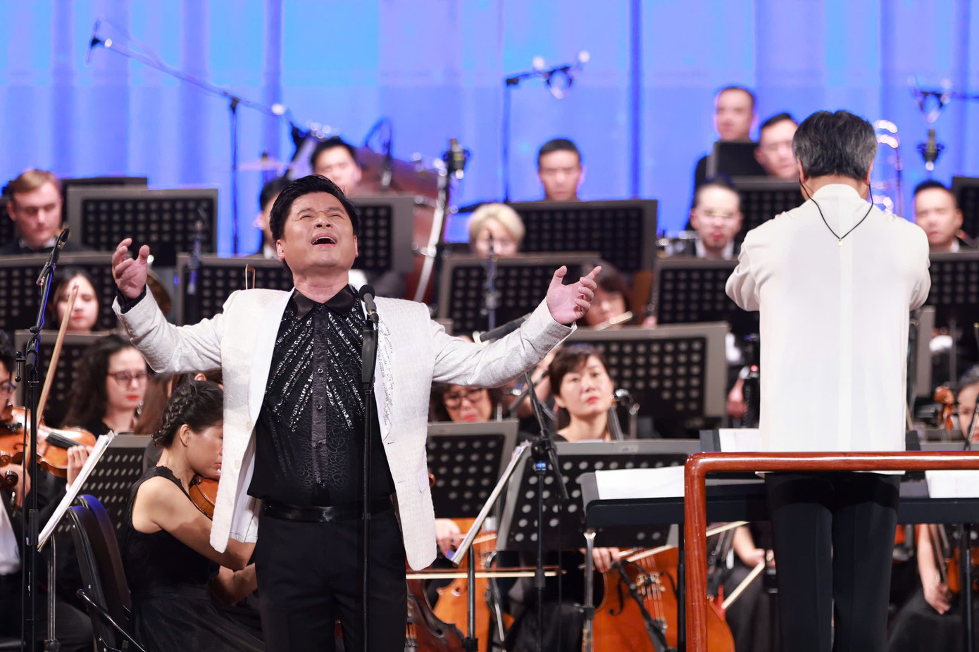 NSND Tấn Minh thể hiện bản hit Phượng hồng - ca khúc từng gắn liền với tên tuổi của anh - theo phong cách giao hưởng. NSND Tấn Minh chia sẻ sau đêm diễn: “Khi nhận lời mời tôi vừa háo hức vừa tò mò. Bởi lẽ Phượng hồng ở phiên bản guitar mộc mạc, giản dị và đầy tình cảm rồi, liệu còn giữ được cảm xúc khi chuyển sang bản phối giao hưởng? Nhưng khi nghe phần hòa âm của nhạc sĩ Huyền Chung, tôi thở phào vì nó đẹp, tinh tế và vẫn dành đủ không gian để tôi có thể gửi gắm cảm xúc của mình”.