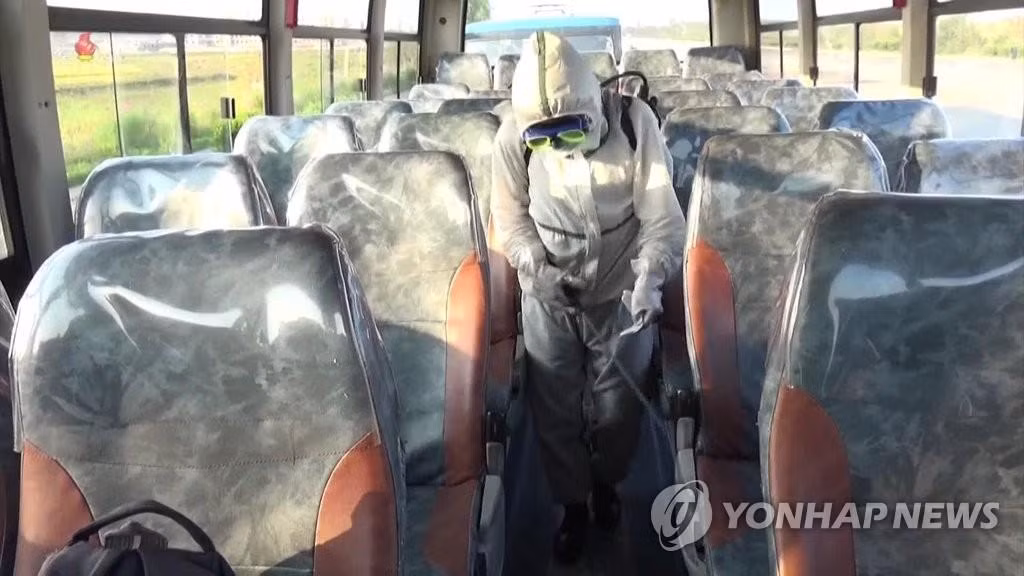 Nhân viên y tế Triều Tiên khử trùng xe buýt. Ảnh: Yonhap Nhân viên y tế Triều Tiên khử trùng xe buýt. Ảnh: Yonhap