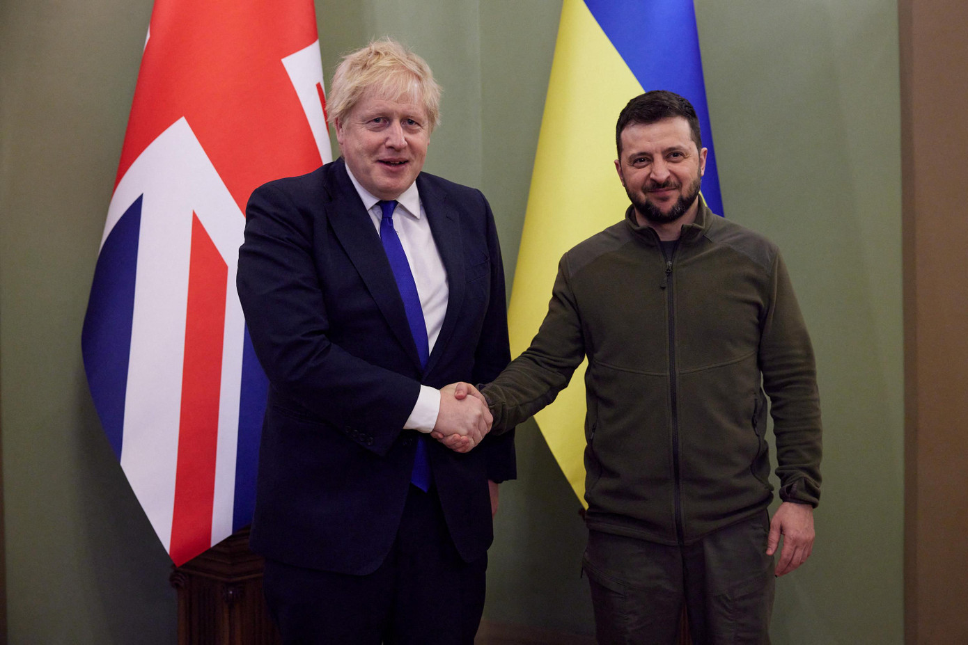 Thủ tướng Anh Boris Johnson gặp Tổng thống Ukraine Volodymyr Zelensky trong chuyến thăm Kiev hồi tháng 4. Ảnh: Reuters Thủ tướng Anh Boris Johnson gặp Tổng thống Ukraine Volodymyr Zelensky trong chuyến thăm Kiev hồi tháng 4. Ảnh: Reuters