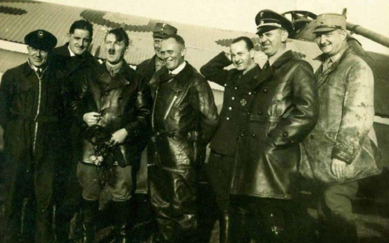 Hình ảnh từ hồ sơ của Hans Baur. Baur mặc bộ đồ phi công, đứng ở trung tâm bức ảnh. Ảnh: RT