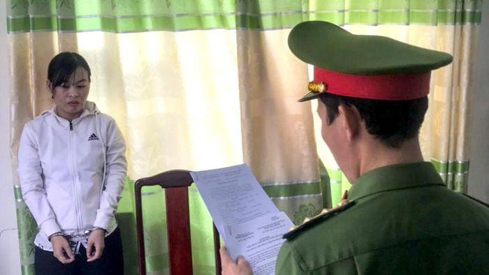 Cơ quan cảnh sát điều tra Công an tỉnh Bình Thuận đọc lệnh bắt tạm giam bị can Lương Thị Hồng Châu. (Ảnh: Công an cung cấp) Cơ quan cảnh sát điều tra Công an tỉnh Bình Thuận đọc lệnh bắt tạm giam bị can Lương Thị Hồng Châu. (Ảnh: Công an cung cấp)