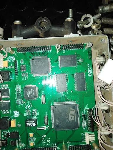 Ảnh chụp một số vi mạch mà tình báo Ukraine cho biết họ tìm thấy trong hệ thống Barnaul-T. Ảnh: Tình báo Ukraine. Ảnh chụp một số vi mạch mà tình báo Ukraine cho biết họ tìm thấy trong hệ thống Barnaul-T. Ảnh: Tình báo Ukraine.