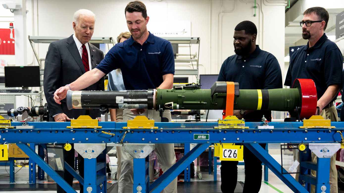 Ông Biden thăm nhà máy Lockheed Martin. Ảnh: NY Times