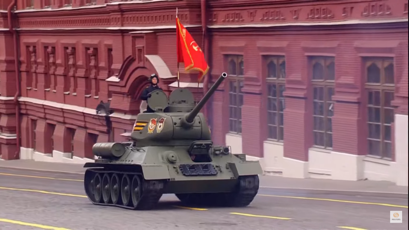 Xe tăng T-34-85 dẫn đầu khối cơ giới. Ảnh chụp màn hình