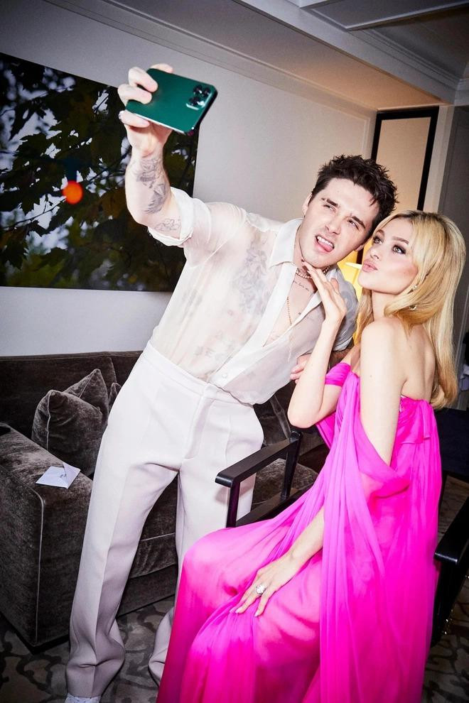 Hình ảnh hậu trường của Brooklyn Beckham và vợ khi dự Met Gala 2022. Ảnh: Vogue.