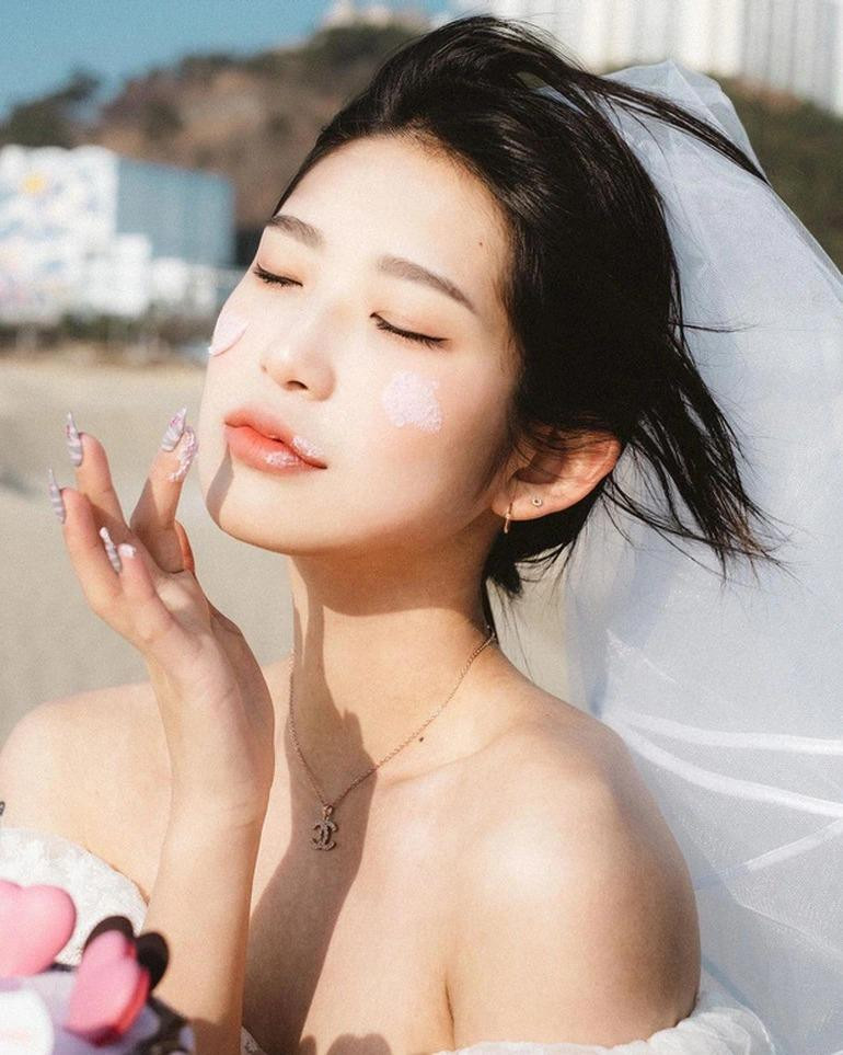 Choi Joon Hee, con gái của cố nghệ sĩ Choi Jin Sil, trưởng thành là một cô gái xinh đẹp, duyên dáng (Ảnh: Instagram).