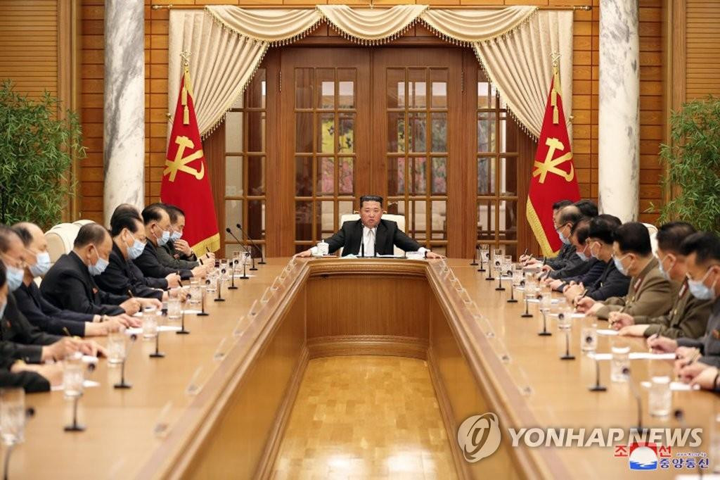 Ông Kim Jong-un chủ trì phiên họp khẩn sáng 12/5. Ảnh: Yonhap
