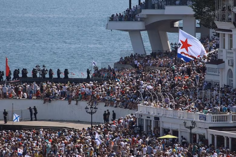 Khán giả xem duyệt binh ở Sevastopol. Ảnh: Reuters Khán giả xem duyệt binh ở Sevastopol. Ảnh: Reuters