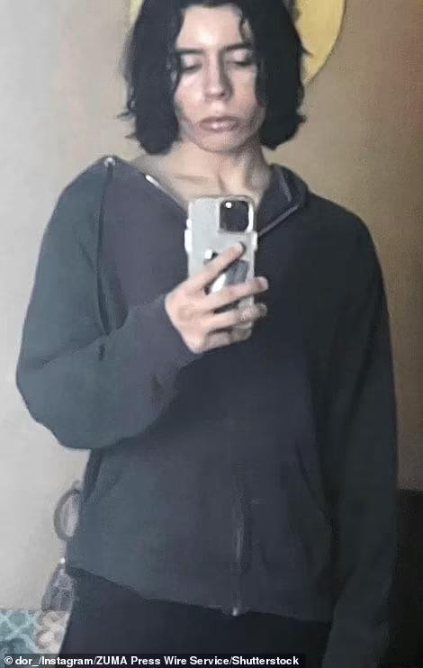 Salvador Ramos và hình ảnh những khẩu súng mà nghi phạm từng chia sẻ trên mạng xã hội. Ảnh: Daily Mail