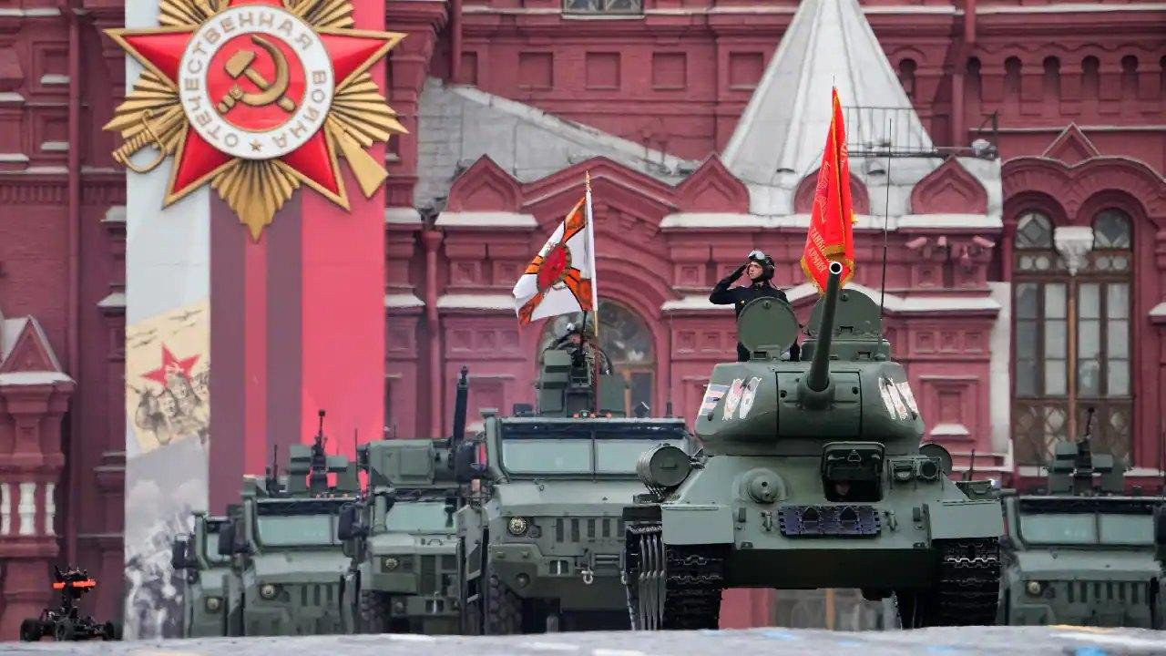 Lễ duyệt binh diễn ra lúc 10h sáng 9/5 (giờ địa phương, tức 14h cùng ngày giờ Việt Nam). Xe tăng T-34-85 dẫn đầu khối cơ giới. Ảnh: AP