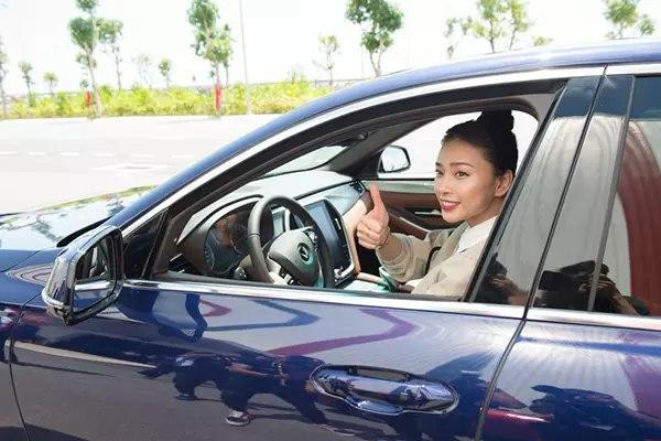 Ngô Thanh Vân xuất hiện bên hai chiếc xế hộp đắt đỏ.