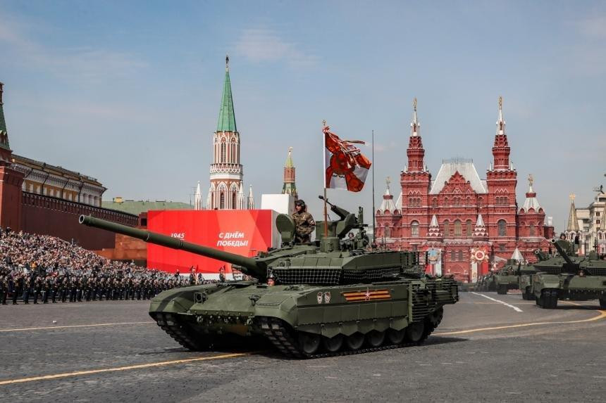 Theo sau là các xe tăng chiến đấu chủ lực T-72B3M, T-90M “Proryv” và T-14 “Armata”, xe chiến đấu bộ binh Kurganets, BMP-2 “Berezhok” và BMP-3, xe bọc thép Taifun-K, Taifun-VDV và Tigr-M, hệ thống pháo tự hành Msta-S. Ảnh: AP