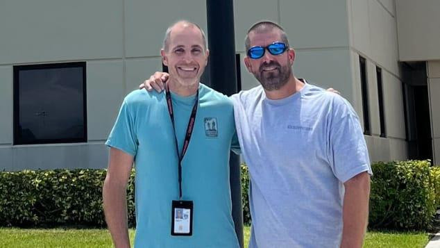 Nhân viên không lưu Morgan (trái) và hành khách Darren Harrison (phải) gặp gỡ sau sự cố hy hữu. Ảnh: CNN