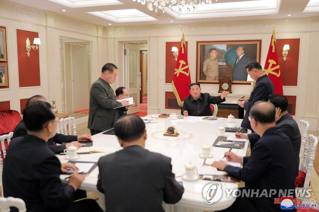Chủ tịch Triều Tiên Kim Jong-un chủ trì một cuộc họp hôm 17/5. Ảnh: Yonhap
