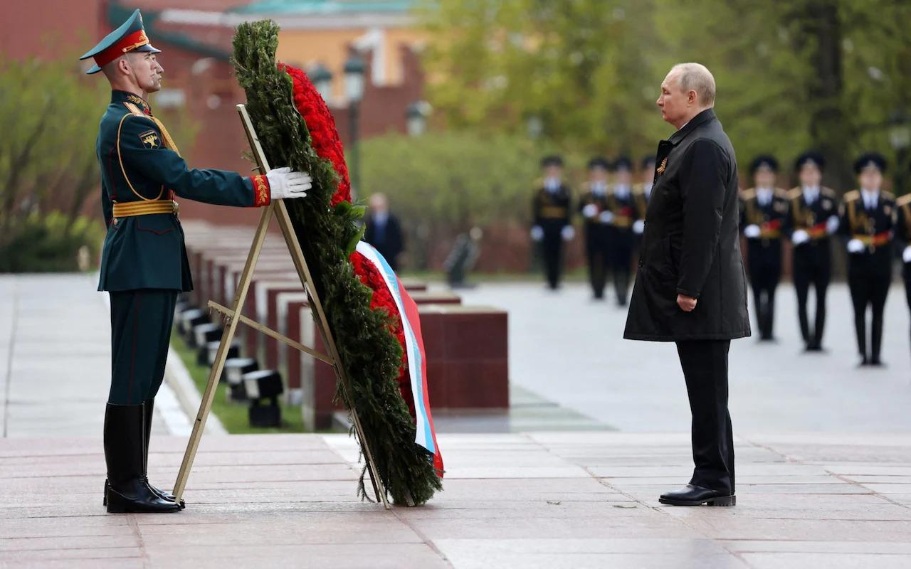 Tổng thống Putin đặt vòng hoa tại Mộ Chiến sĩ Vô danh. Ảnh: Reuters
