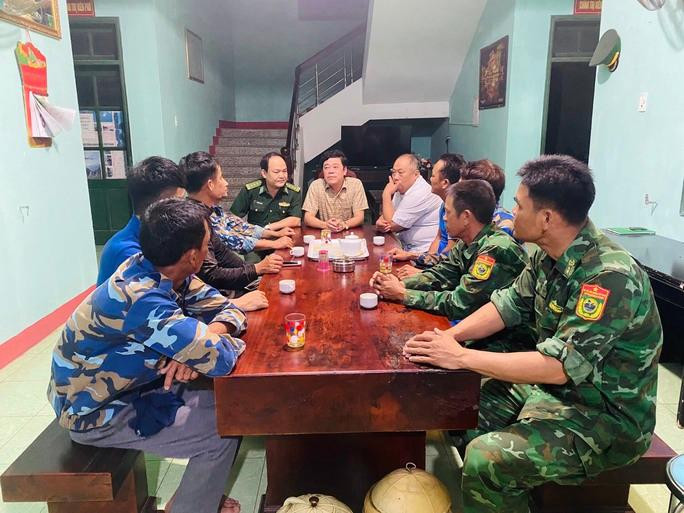 6 ngư dân được đưa vào Đồn Biên phòng Cồn Cỏ