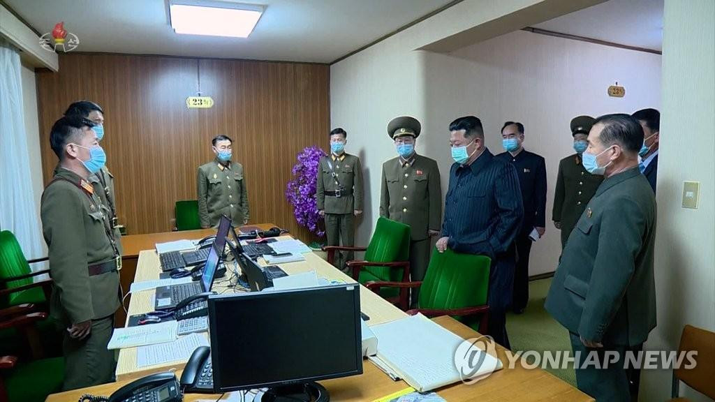 Chủ tịch Kim Jong-un thăm trung tâm chỉ đạo phòng chống dịch hôm 12/5. Ảnh: Yonhap Chủ tịch Kim Jong-un thăm trung tâm chỉ đạo phòng chống dịch hôm 12/5. Ảnh: Yonhap